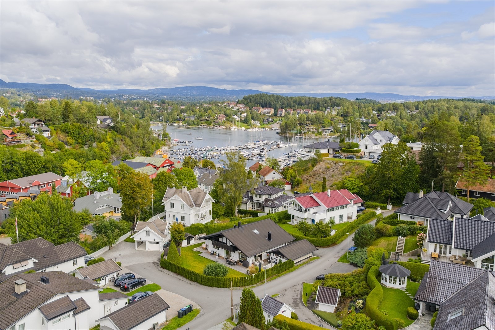 Daglige innkjøp kan gjøres ved blant annet Meny og Rema 1000. Holmen Senter og Trekanten i Asker tilbyr et variert utvalg av butikker og tjenester. For et enda bredere tilbud ligger Sandvika Storsenter en kort kjøretur unna med et stort antall butikker. Galleribilde