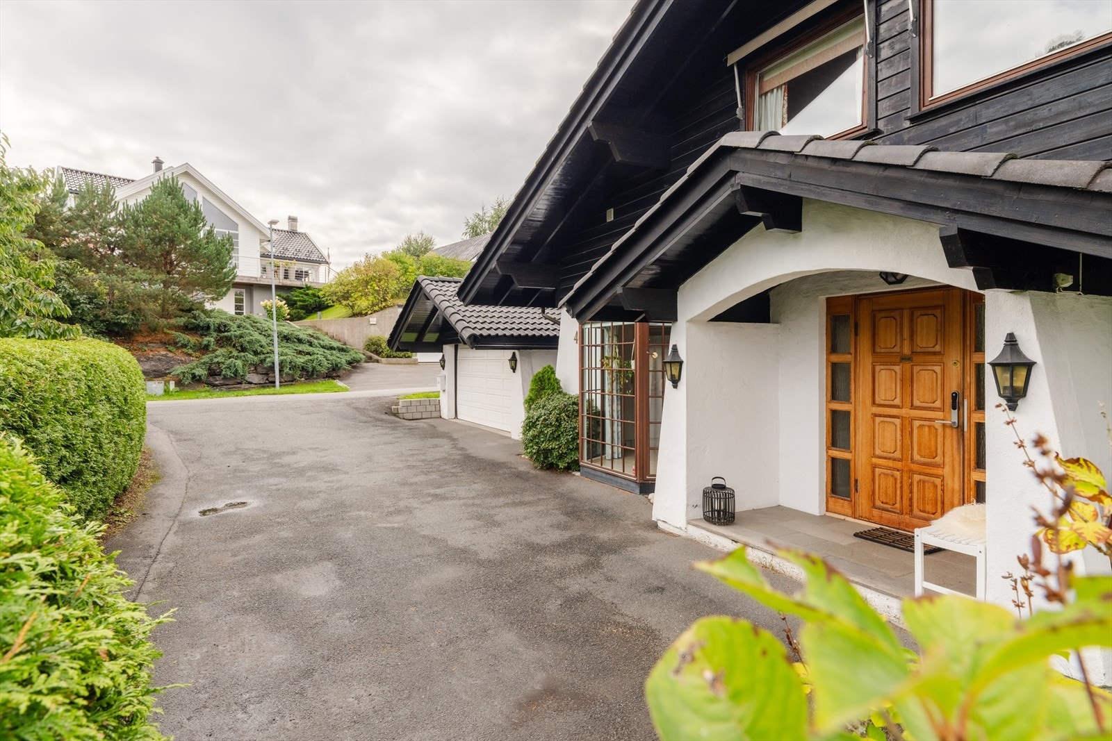 Boligen byr på fleksibel planløsning med hybel, store uteplasser med gode solforhold og en rekke oppgraderinger de senere årene. Galleribilde