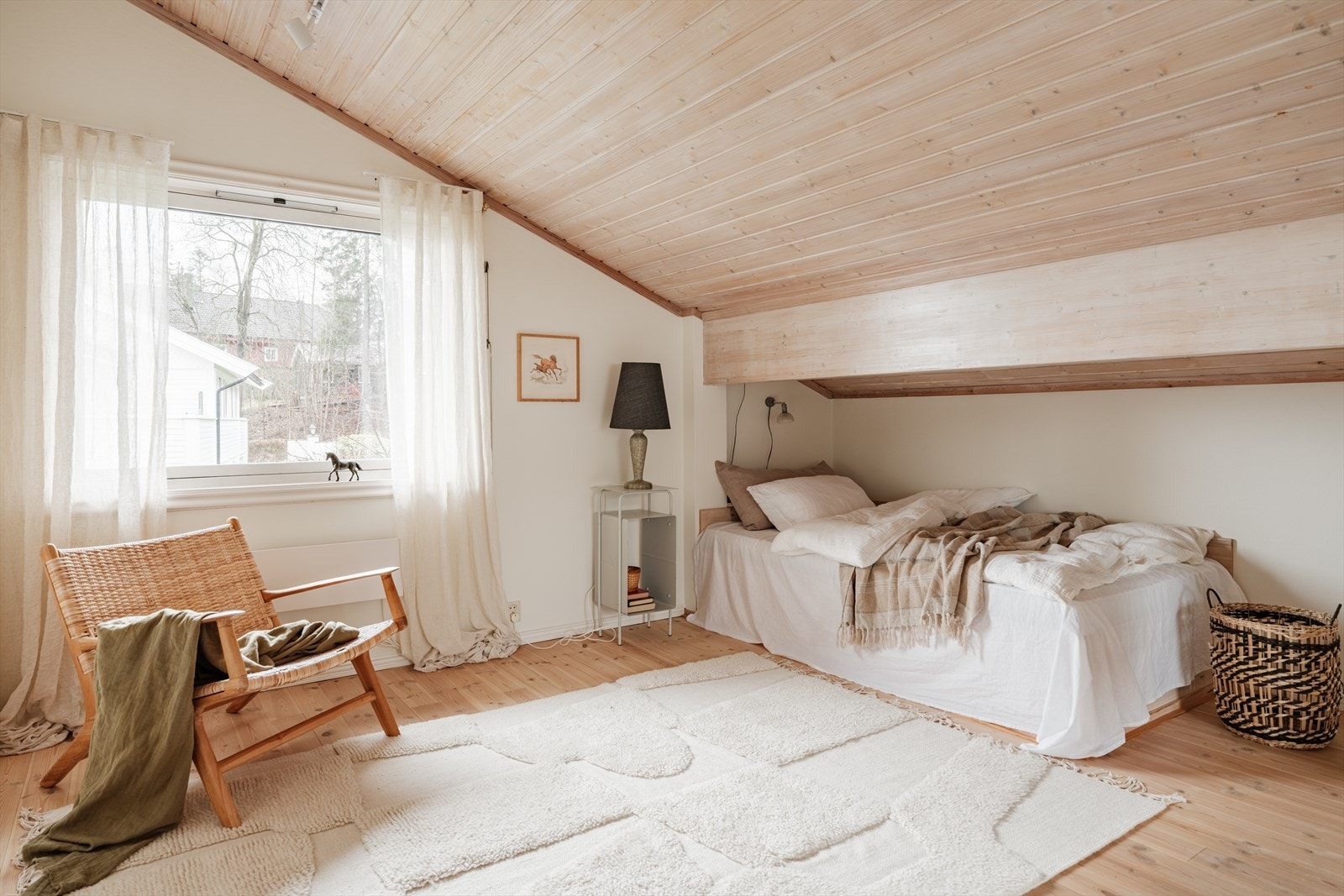 Soverom 2. Soverommene i 2. etasje har tregulv, malt tapet på vegger og panel i himling. Galleribilde