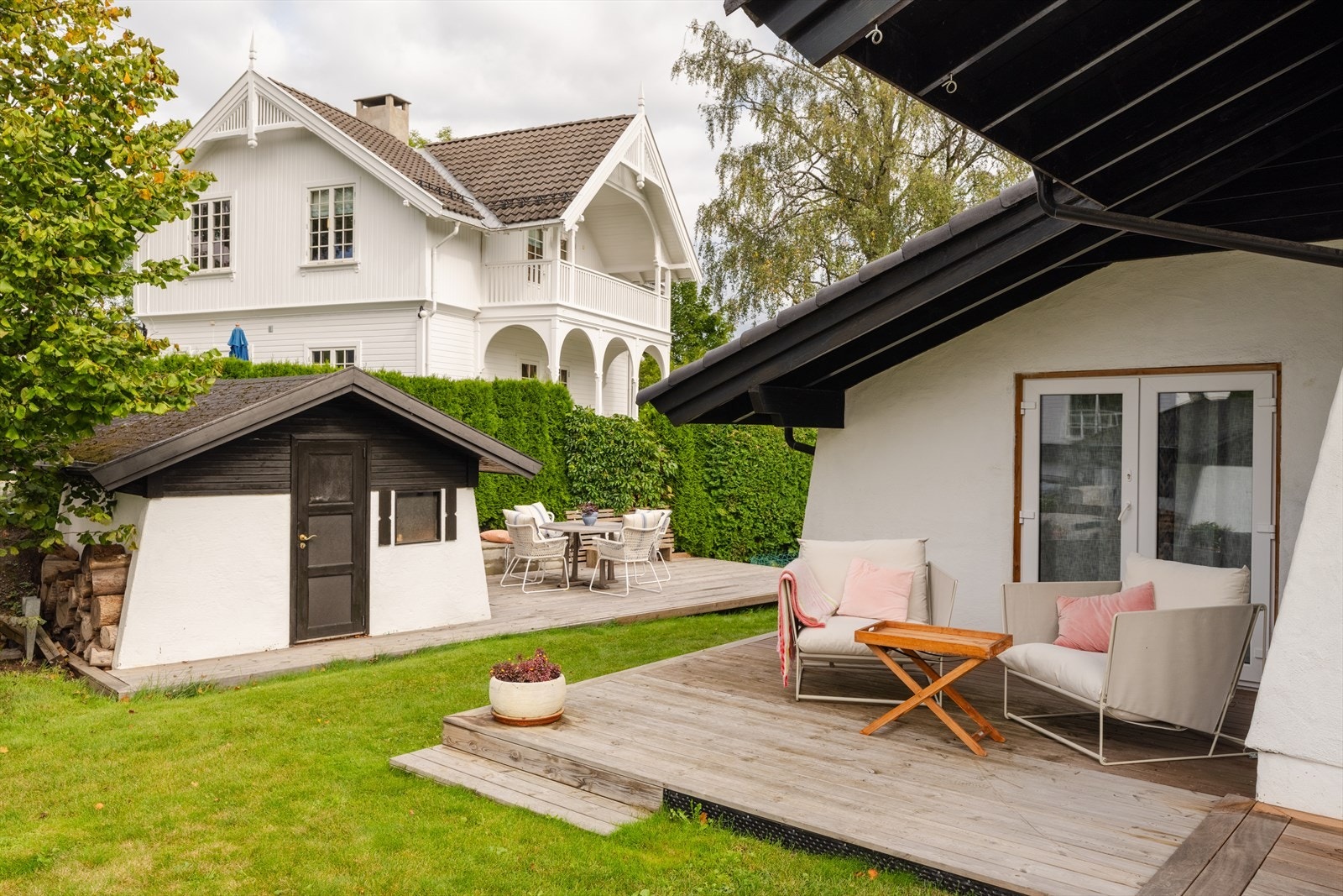 I 2025 ble dukkestuen utbedret og malt utvendig. Galleribilde