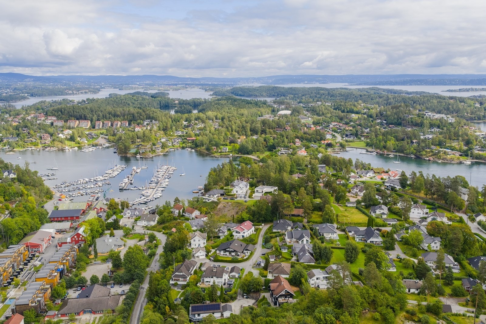 Bloksbergstien 46 ligger i et attraktivt og veletablert boligområde på Landøya i Asker, med kort vei til fjorden og flotte næromgivelser. Galleribilde