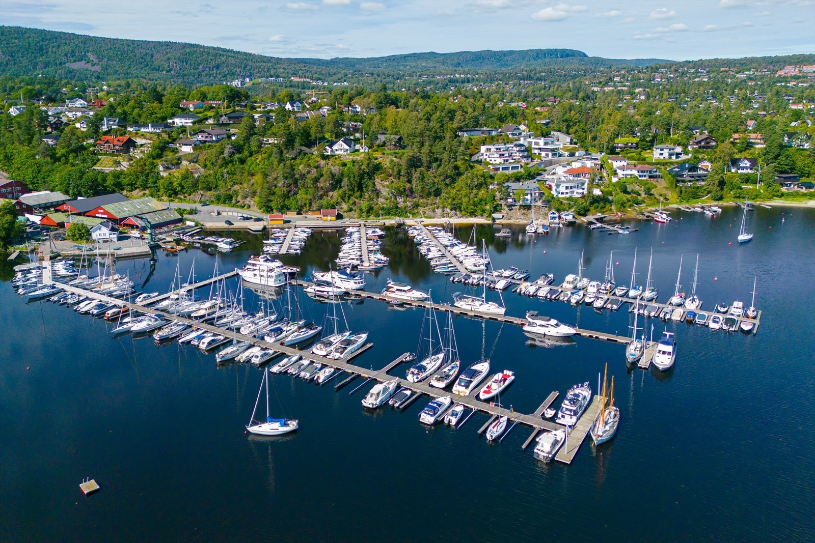 Kort gangavstand til fjorden med båtplasser og badestrand. Galleribilde