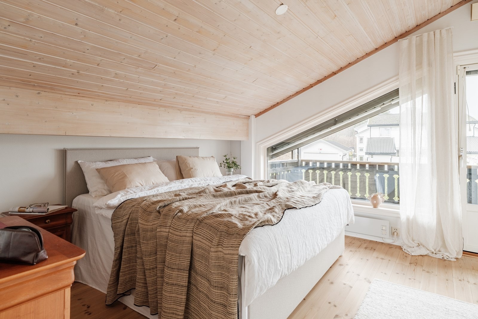 Hovedsoverommet har utgang til balkong, og to har tilgang til kneloft. Balkongen fikk skiftet toppbjelke og håndløper nå i 2025. Galleribilde