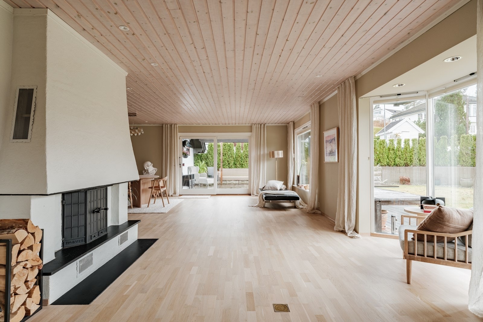 Romslig stue med lyse flater og herlig naturlig lys. Galleribilde