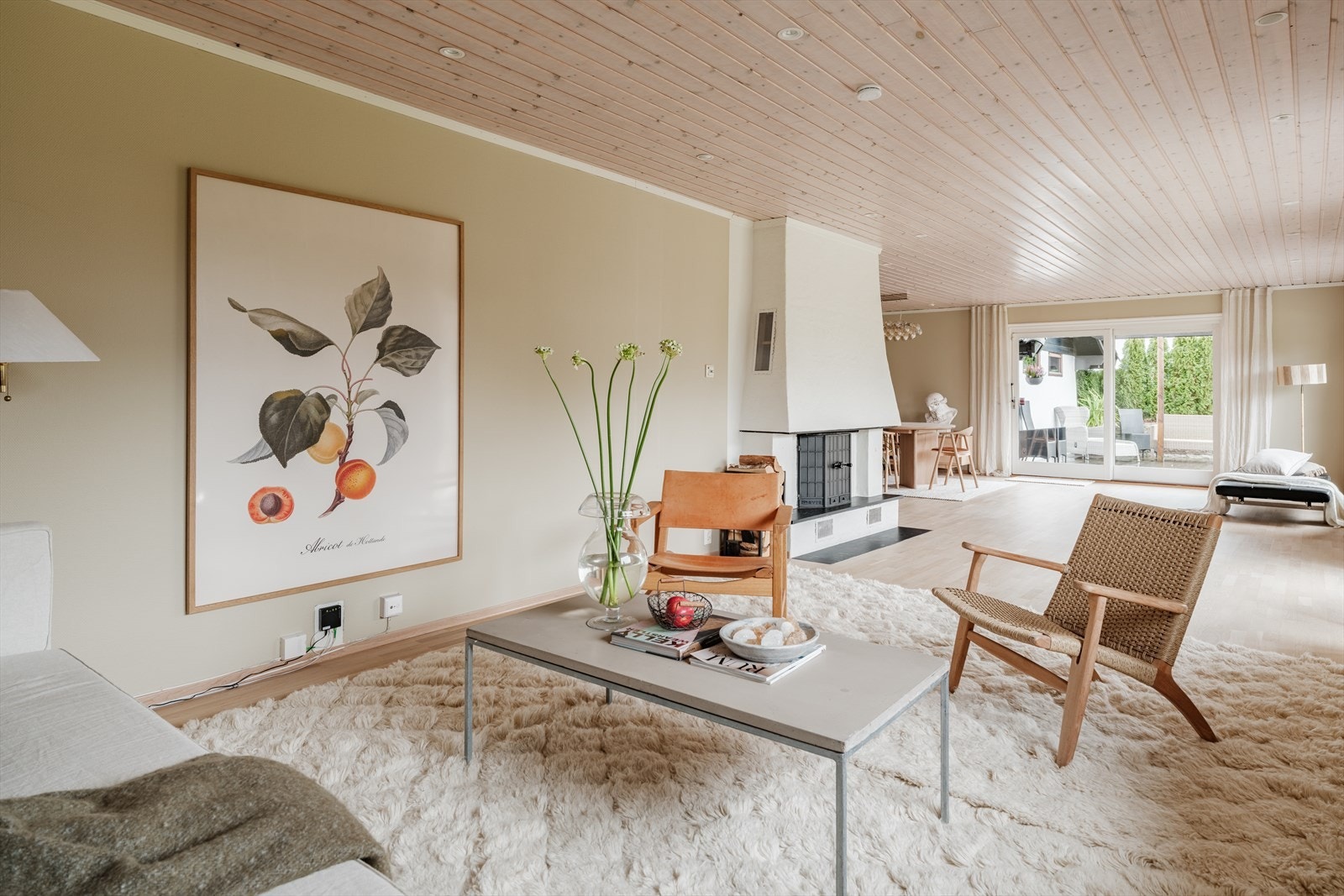 En hyggelig peis bidrar med godt med varme og gir et naturlig samlingspunkt i rommet. Galleribilde