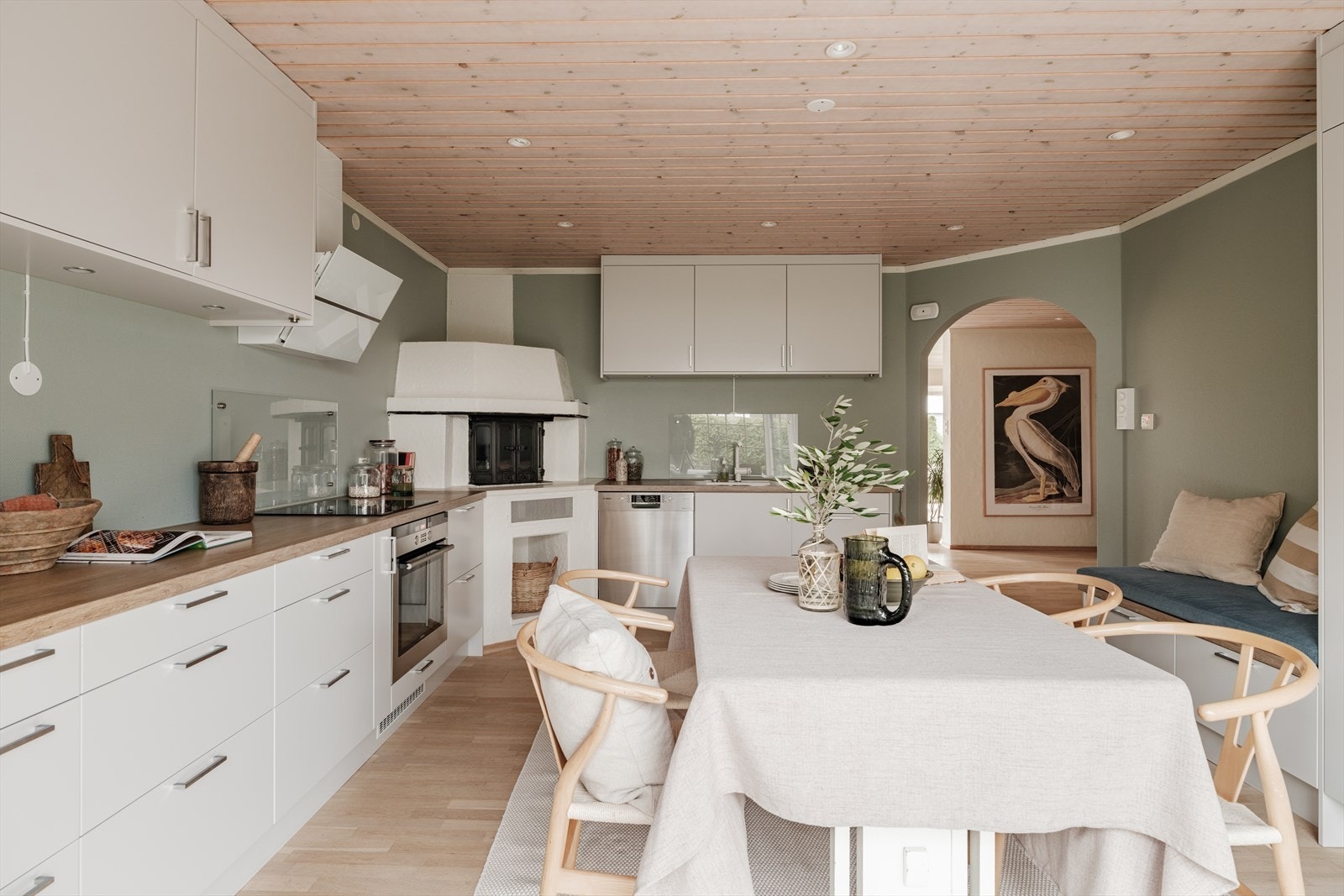 Integrerte hvitevarer inkluderer induksjonstopp, stekeovn, oppvaskmaskin, kjøleskap og frys. Galleribilde