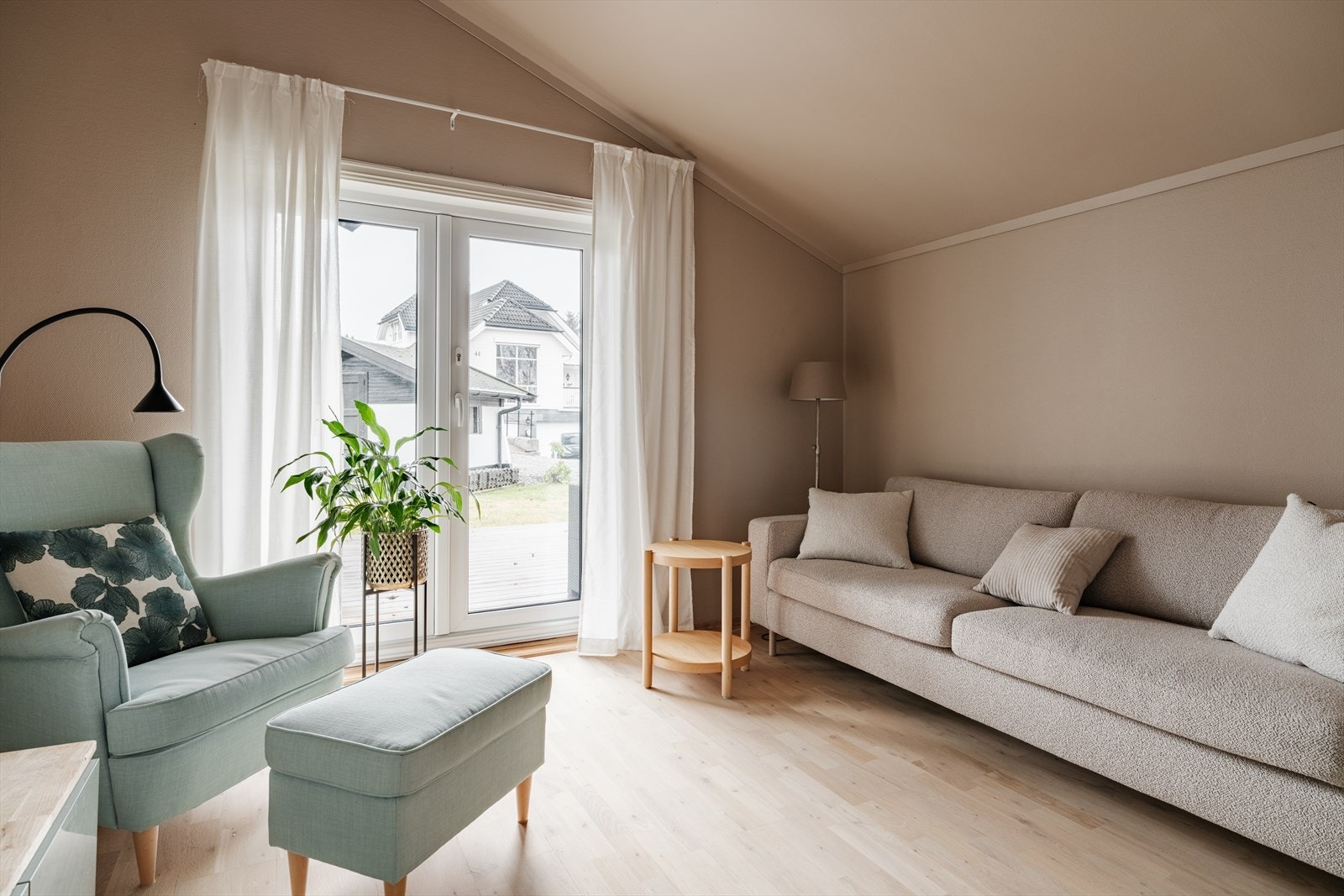 Fra stuedelen er det utgang til terrasse via PVC-balkongdør fra 2016. Galleribilde