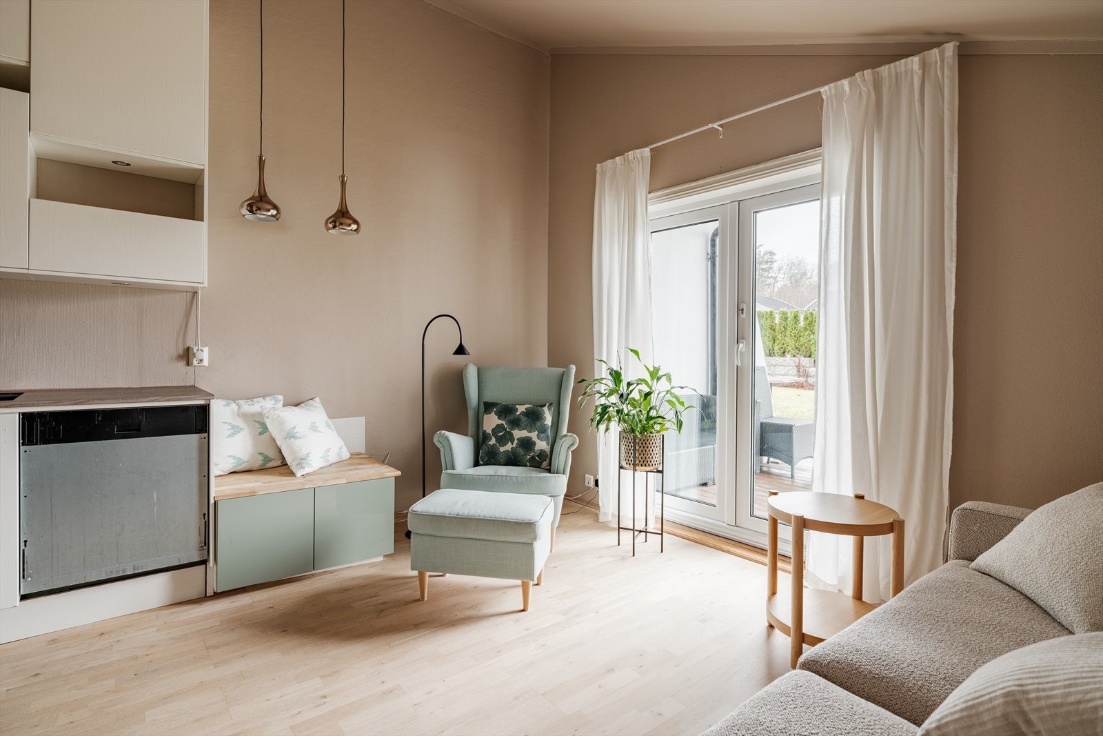 Kjøkken og stue er samlet i et åpent oppholdsrom med parkettgulv fra 2005, slipt og behandlet i 2020, samt gulvvarme. Det er montert komfyrvakt. Galleribilde