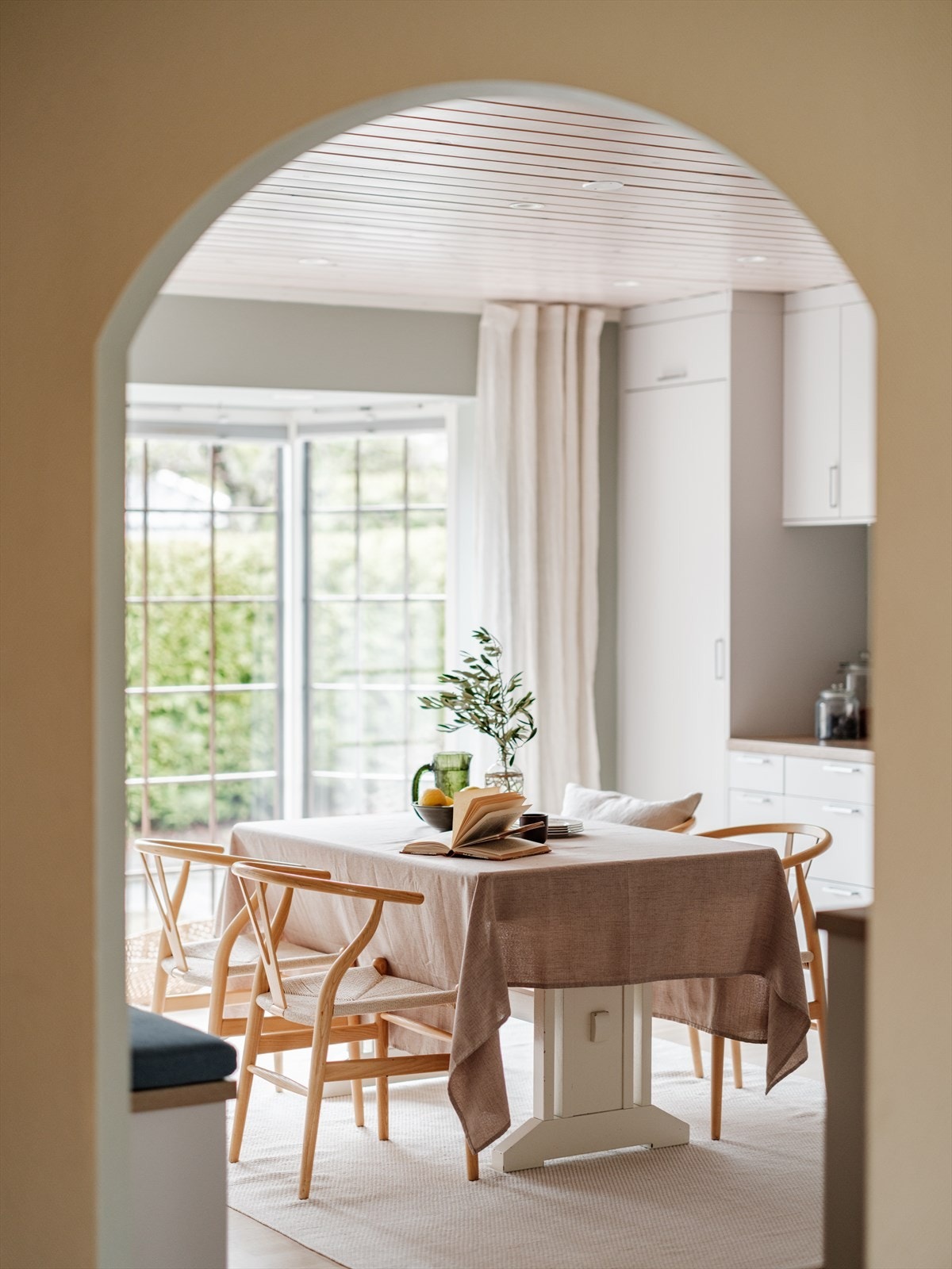 Boligen holder en god standard med kvalitetsmessige innredninger, overflater og utstyr. Vegg- og himlingsflater er i lyse og moderne farger. Galleribilde