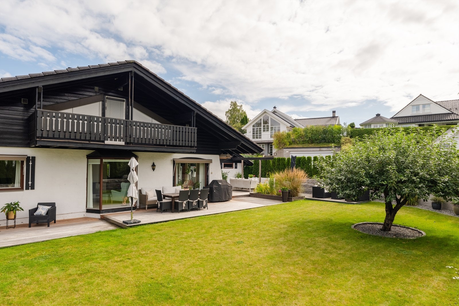 På baksiden av boligen er det etablert en stor terrasse mot vest på totalt ca. 120 kvm, med direkte utgang fra spisestue. Terrassen ble opparbeidet i 2020 som del av omfattende utearbeider. Galleribilde