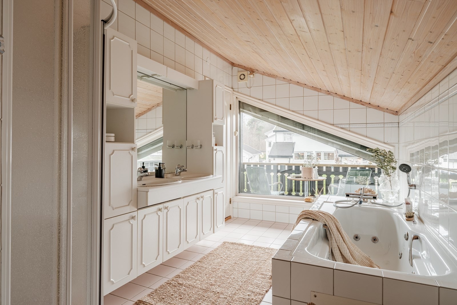 Begge baderom har flislagte overflater og gulvvarme. Galleribilde