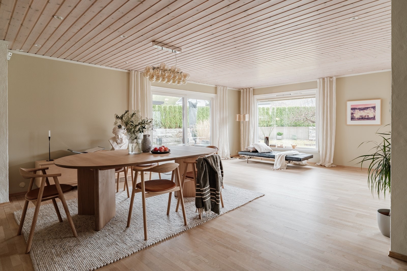 Store vindusflater gir rikelig med naturlig lys. Galleribilde