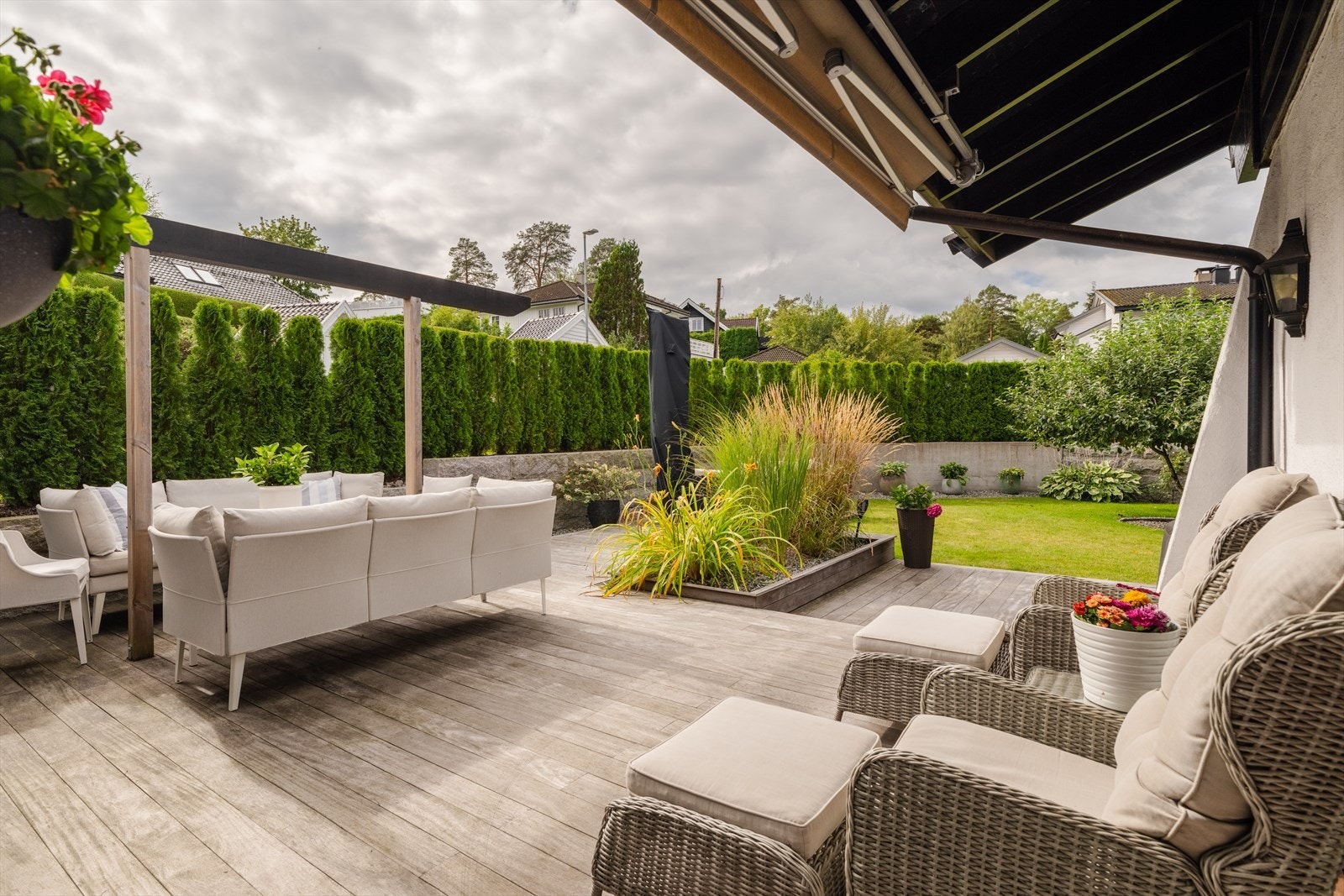 Uteområdene ble betydelig oppgradert i 2020, med blant annet nye terrasser og plattinger, nylagt plen mot vest, beplantning og steinlegging, samt oppføring av støttemurer mot syd og vest. Galleribilde