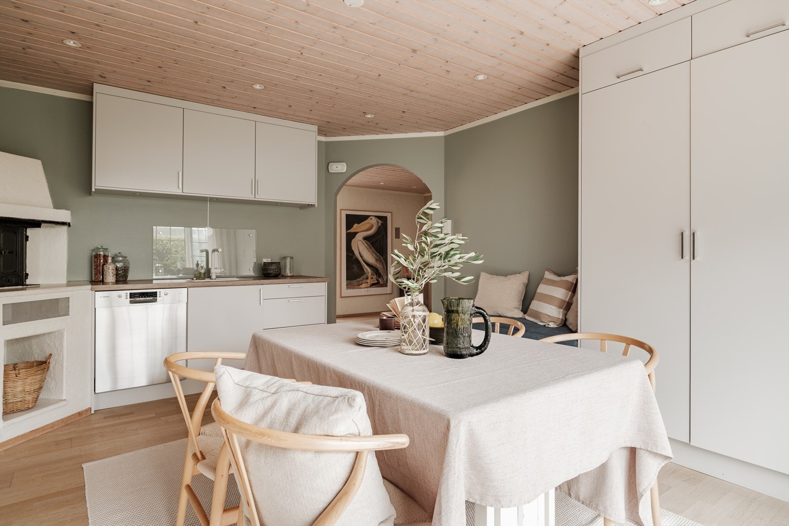 Kjøkkenet ble oppgradert i 2020. Det er montert peis. Avtrekk er testet og fungerer tilfredsstillende. Det anbefales montering av komfyrvakt og aquastopp. Galleribilde