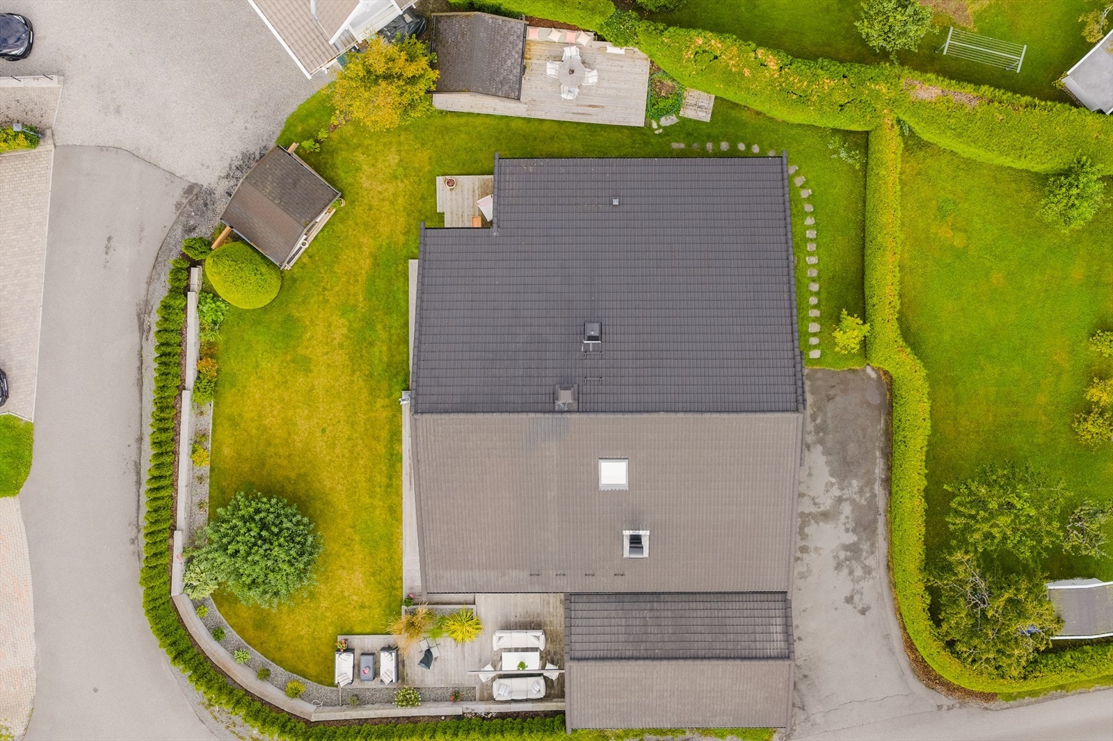 Eiendommen er pent opparbeidet med god utnyttelse og flere naturlige soner for både lek, opphold og hagebruk. Tomten er delvis beplantet og delvis asfaltert, og har en gjennomtenkt utforming som gir gode solforhold og skjermede utearealer. Galleribilde