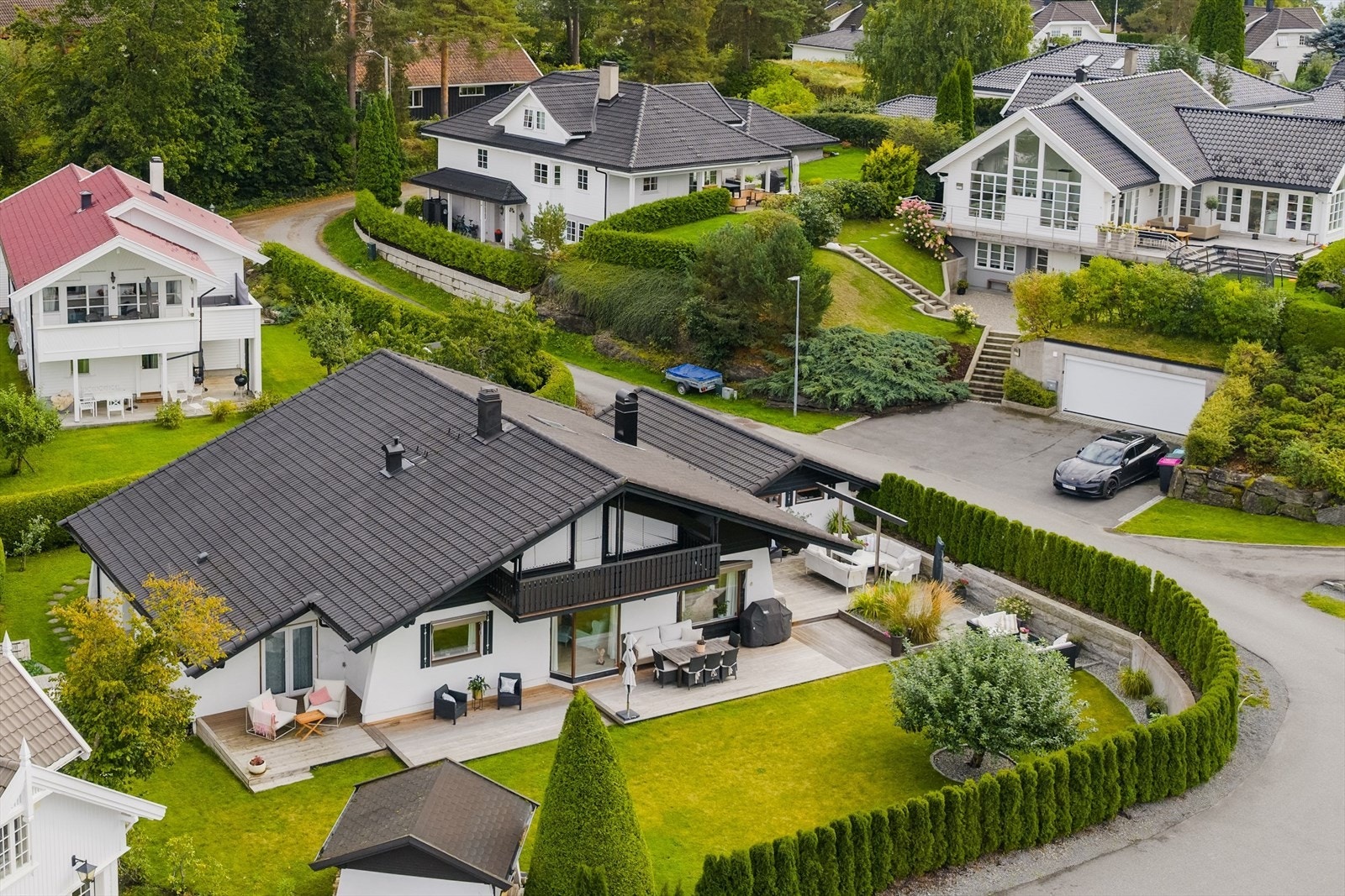 Fra Landøya har du gode kollektivforbindelser med buss, og nærmeste holdeplass ligger ca. 750 meter fra boligen. Med bil tar det omtrent 5 minutter til Sandvika, 6 minutter til Hvalstrand, rundt 18 minutter til Oslo sentrum. Galleribilde