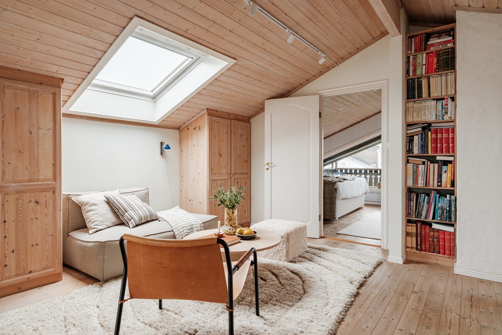 Rommet fremstår som et praktisk og fleksibelt oppholdsrom, og kan for eksempel benyttes som TV-stue for ungdommen eller som lekerom for de minste. Galleribilde