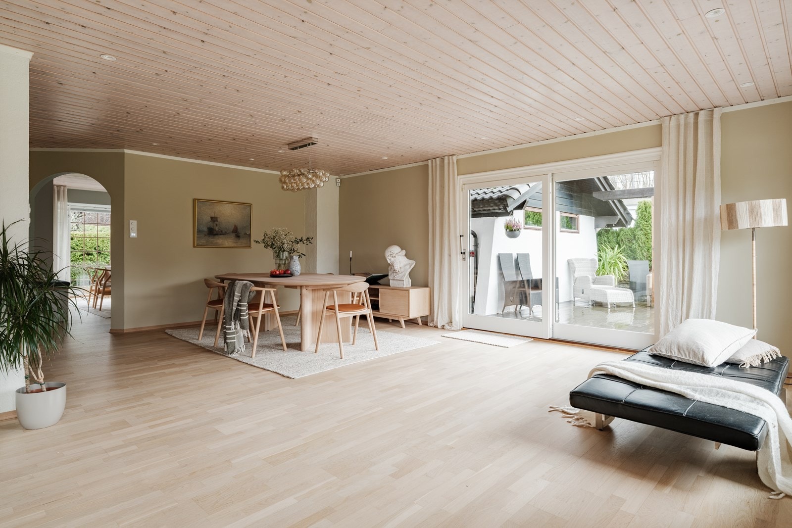 Stuen har en utforming som gir en naturlig inndeling mellom stue og spisestuedel, og det er utgang til terrasse som gir god sammenheng mellom inne og utearealer. Galleribilde