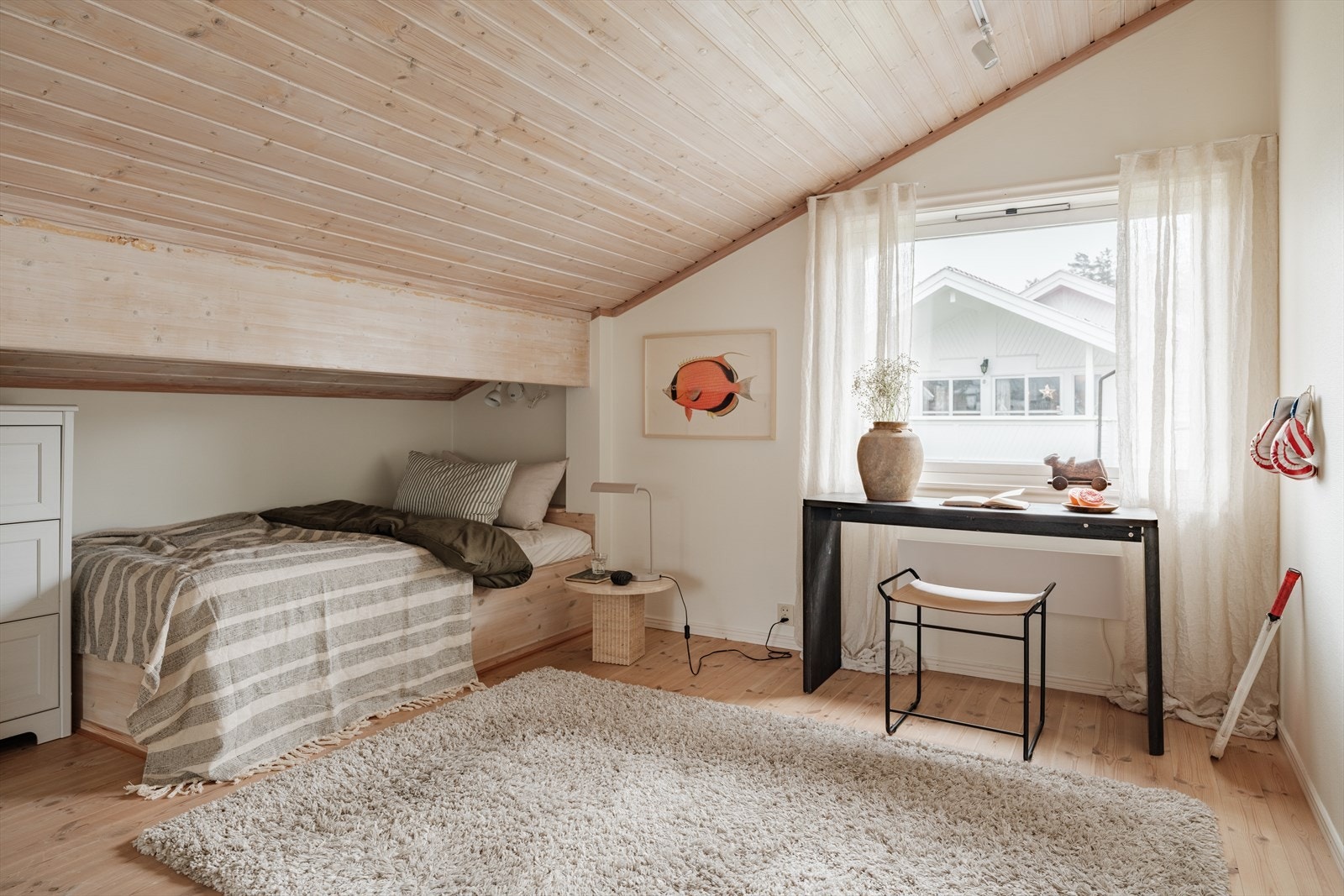 Soverom 1. Boligen har totalt 5 soverom, hvorav 4 opprinnelig lå i hoveddelen. Galleribilde