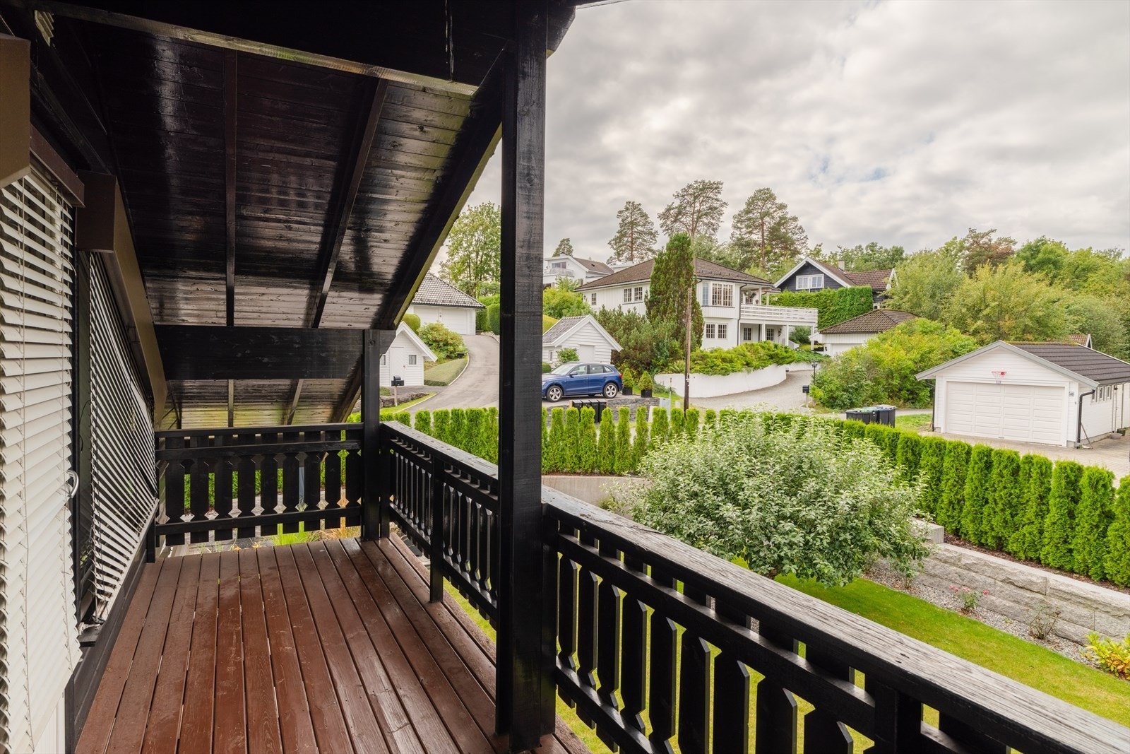 Fra hovedsoverommet er det utgang til en overbygget balkong på ca. 9 kvm, vendt mot vest, som gir et skjermet og privat uteområde. Galleribilde