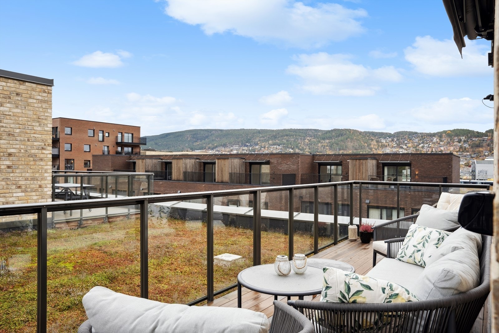 Midtsommers kan man nyte solen fra ca. kl. 14.00 - 22.00 Galleribilde