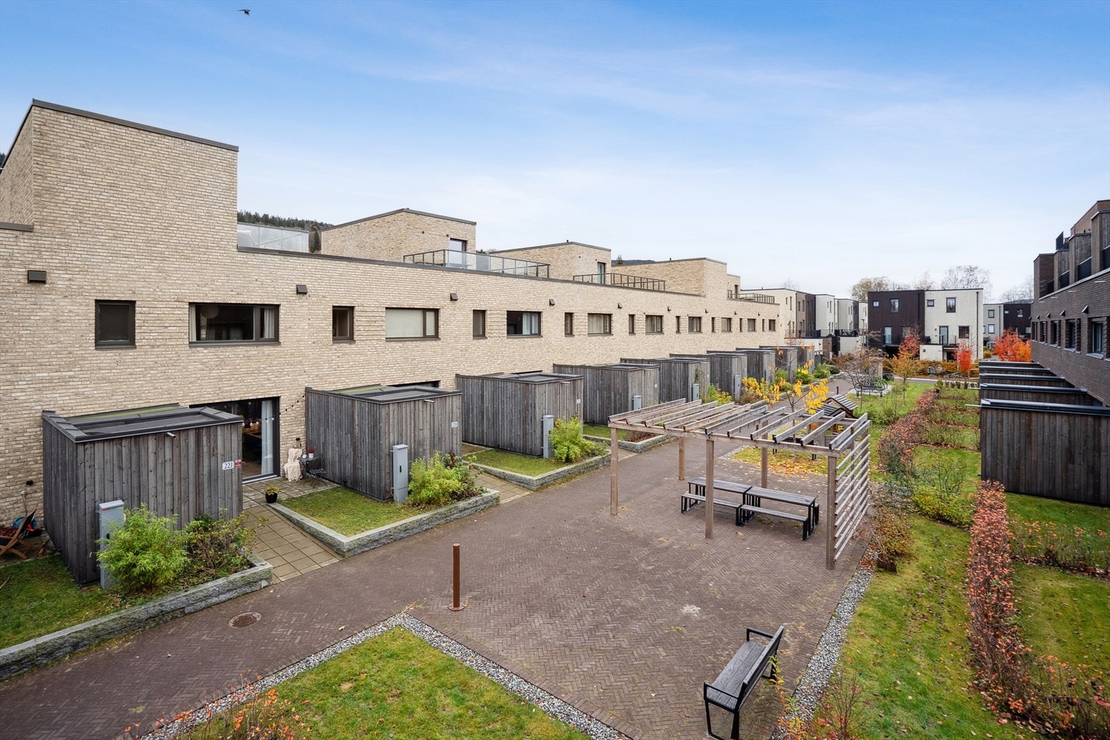 Kort gangavstand til buss, tog, Gulskogen senter, skoler, barnehager, fritidsaktiviteter mv. Galleribilde