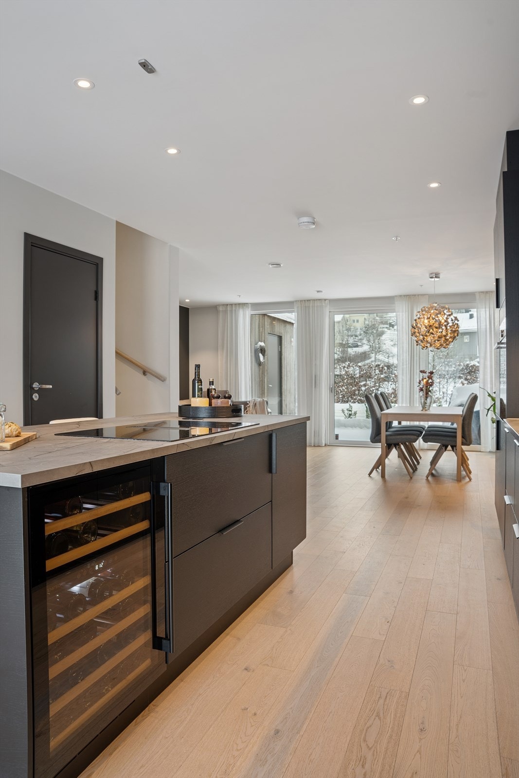Integrert vinskap i kjøkkenøy Galleribilde