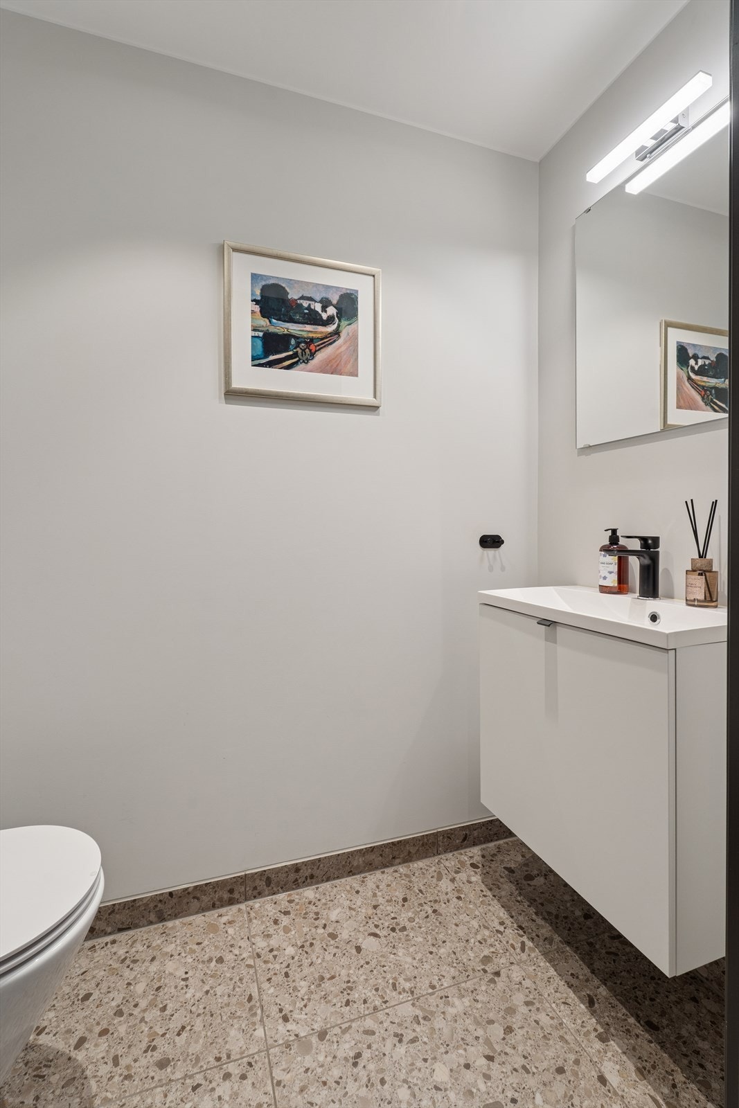 Praktisk og pent toalettrom i tilknytning til entré Galleribilde