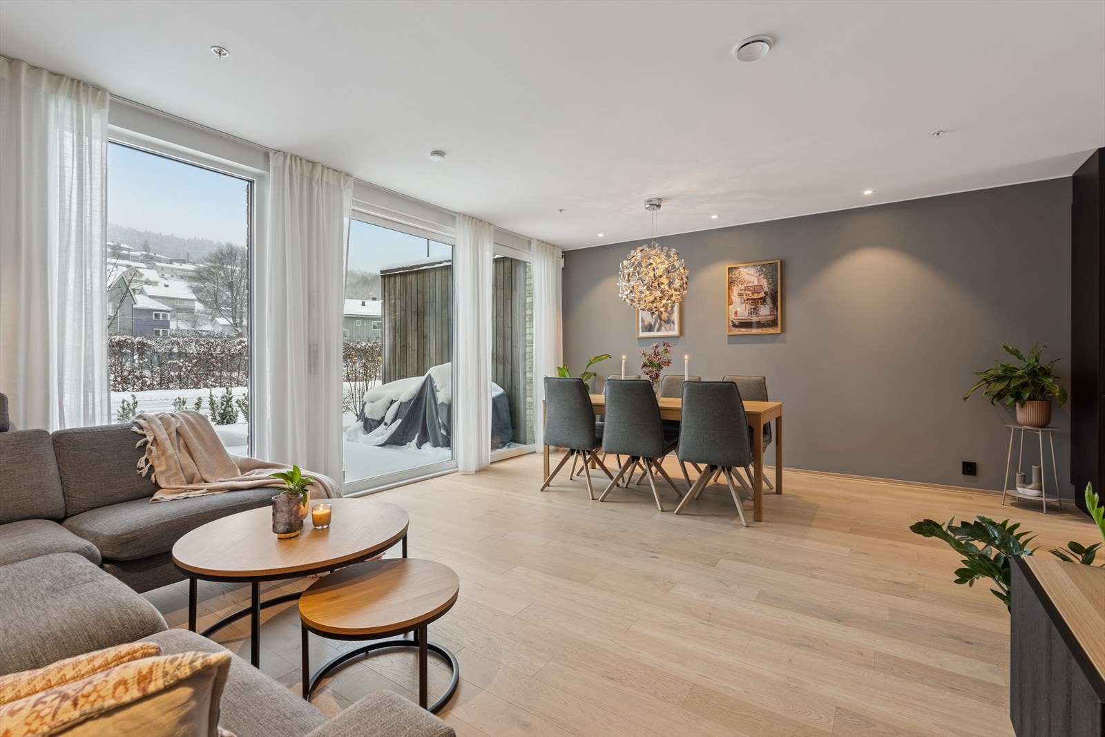 Fra stuen er det adkomst til koselig uteplass med ettermiddagssol Galleribilde