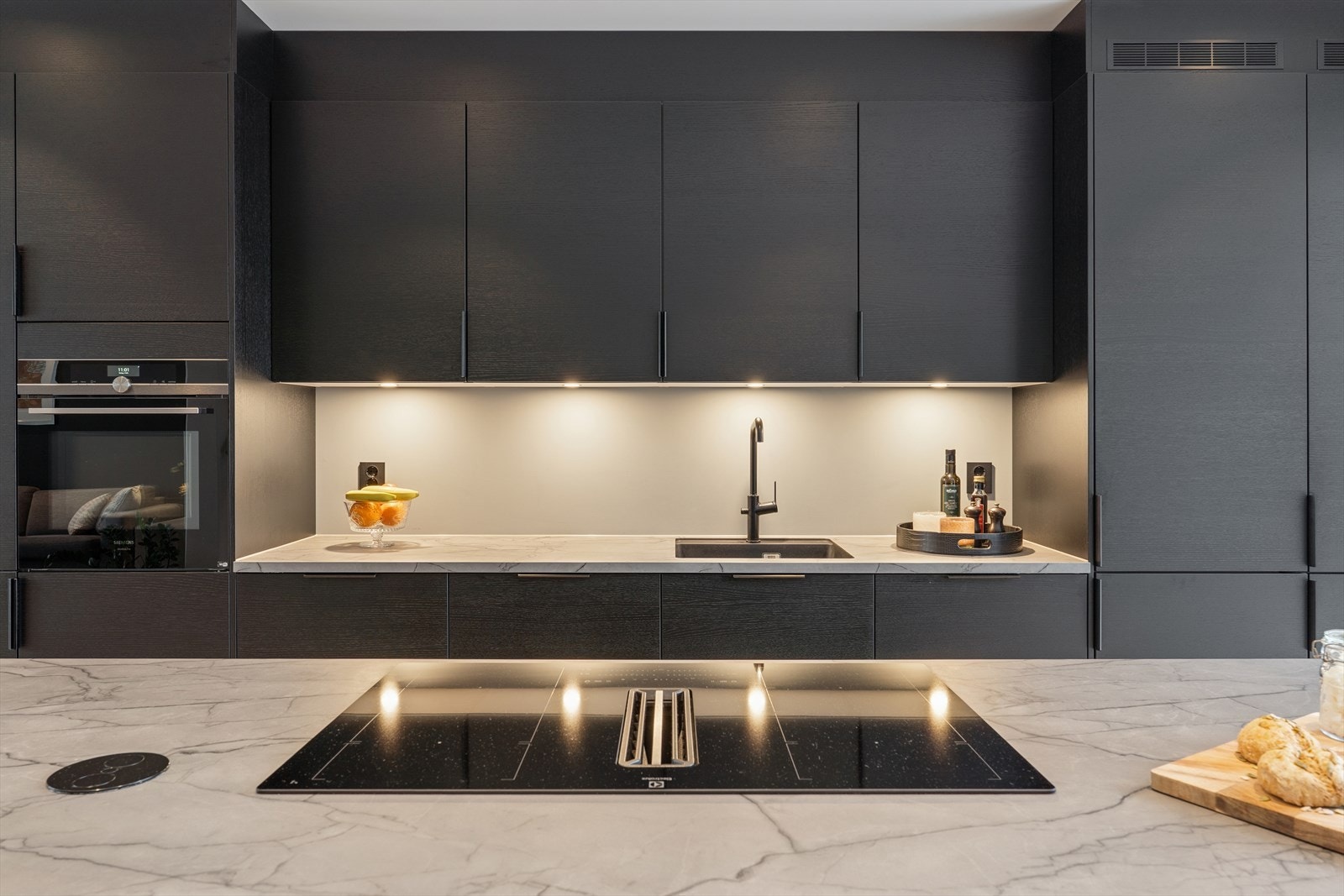 Integrerte hvitevarer som 2 stk kjøl/frys, komfyr/micro, oppvaskmaskin, induksjonstopp og vinskap Galleribilde