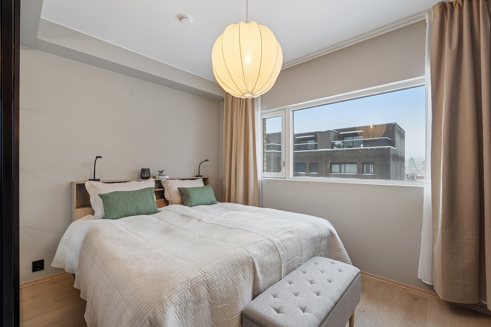 Hovedsoverom med vindu ut mot bakgården Galleribilde