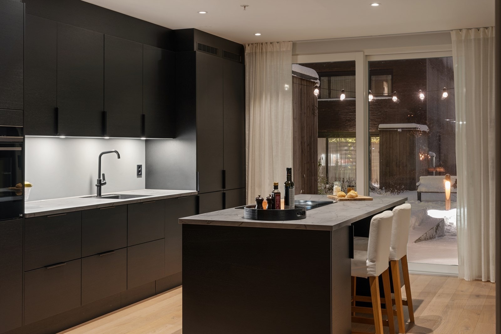 Fra kjøkken har man utgang til uteplass med morgensol Galleribilde