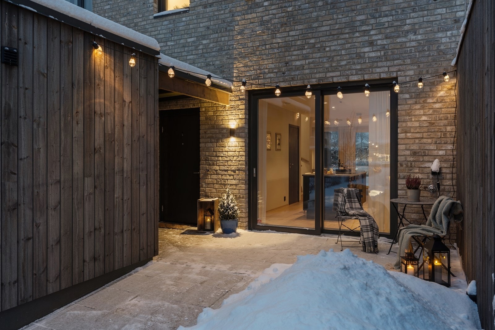 Inngangsparti i 1. etasje med utvendig isolert sportsbod Galleribilde