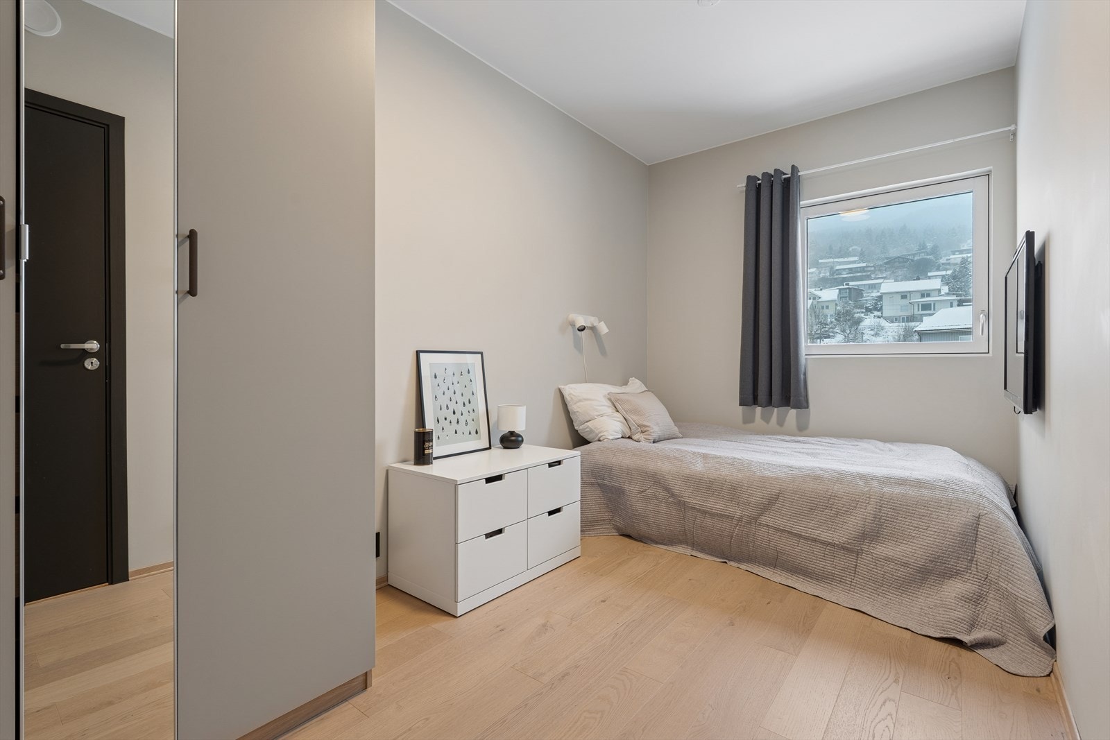 Soverom nr. 2 med garderobeskap Galleribilde