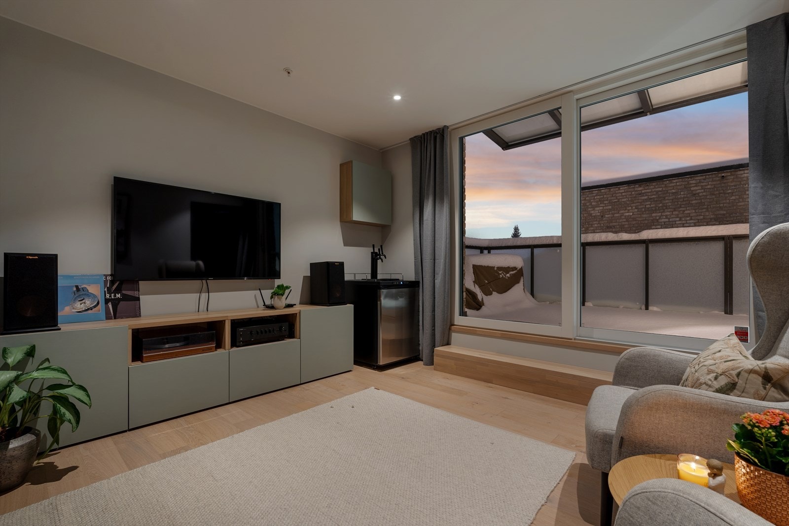 Stue i 3. etasje med store vindusflater og adkomst til egen takterrasse Galleribilde