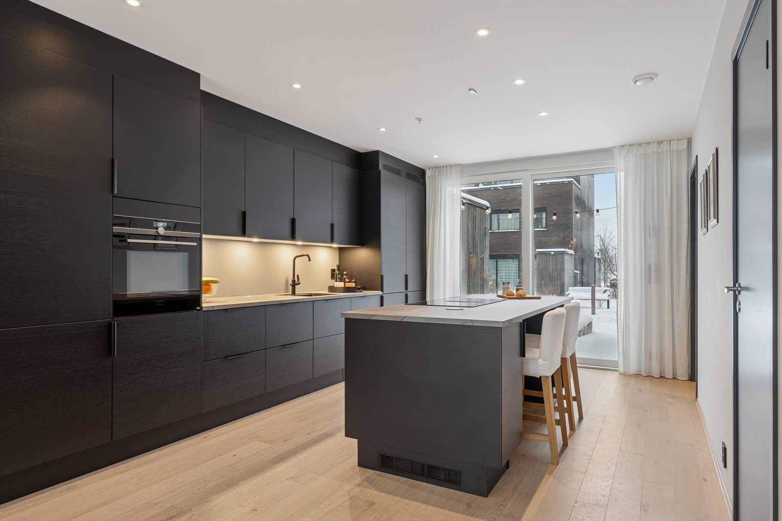 Stort og moderne Sigdal kjøkken med integrerte hvitevarer Galleribilde