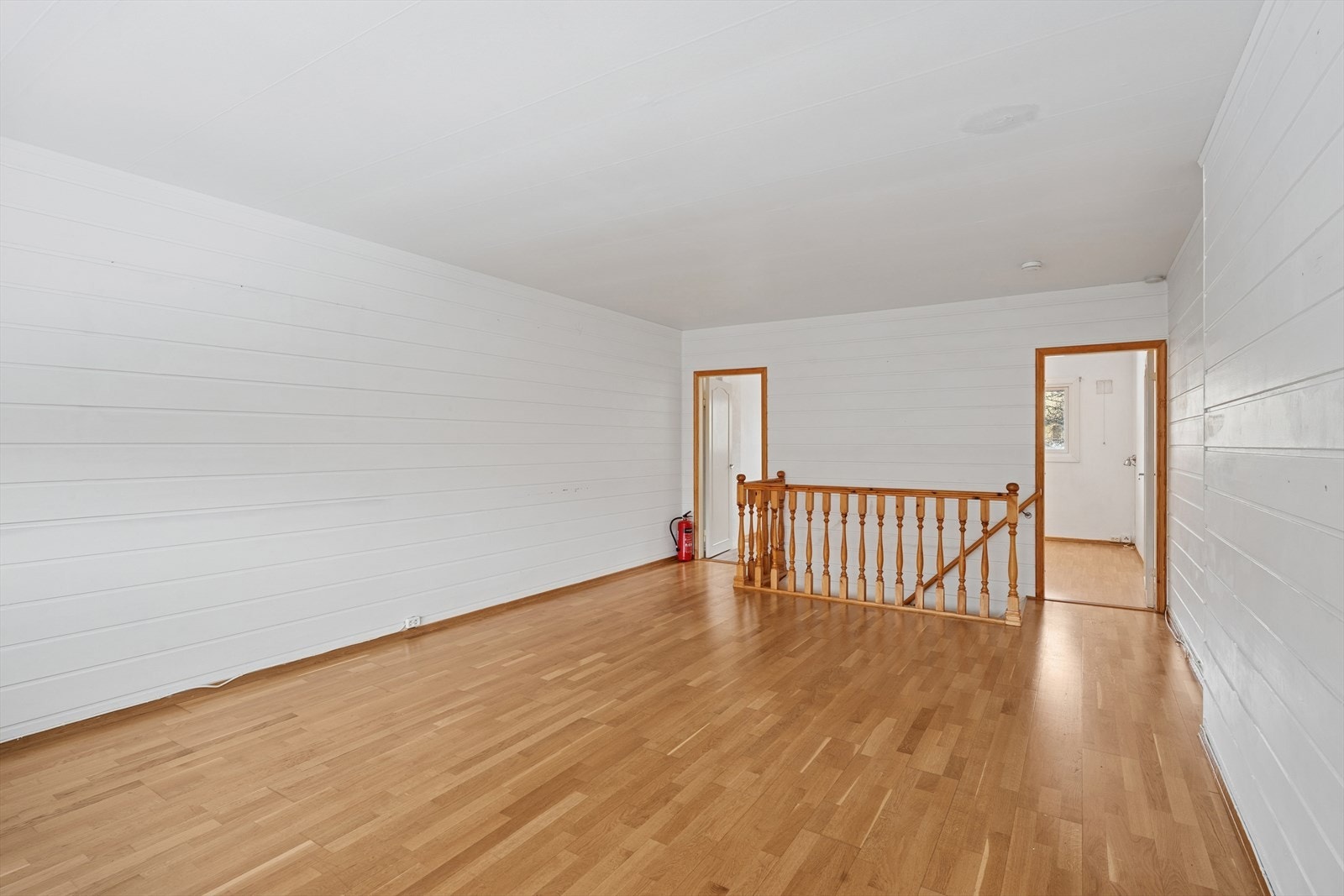 Gulvet har parkett, og veggene er kledd med malt panel. Galleribilde