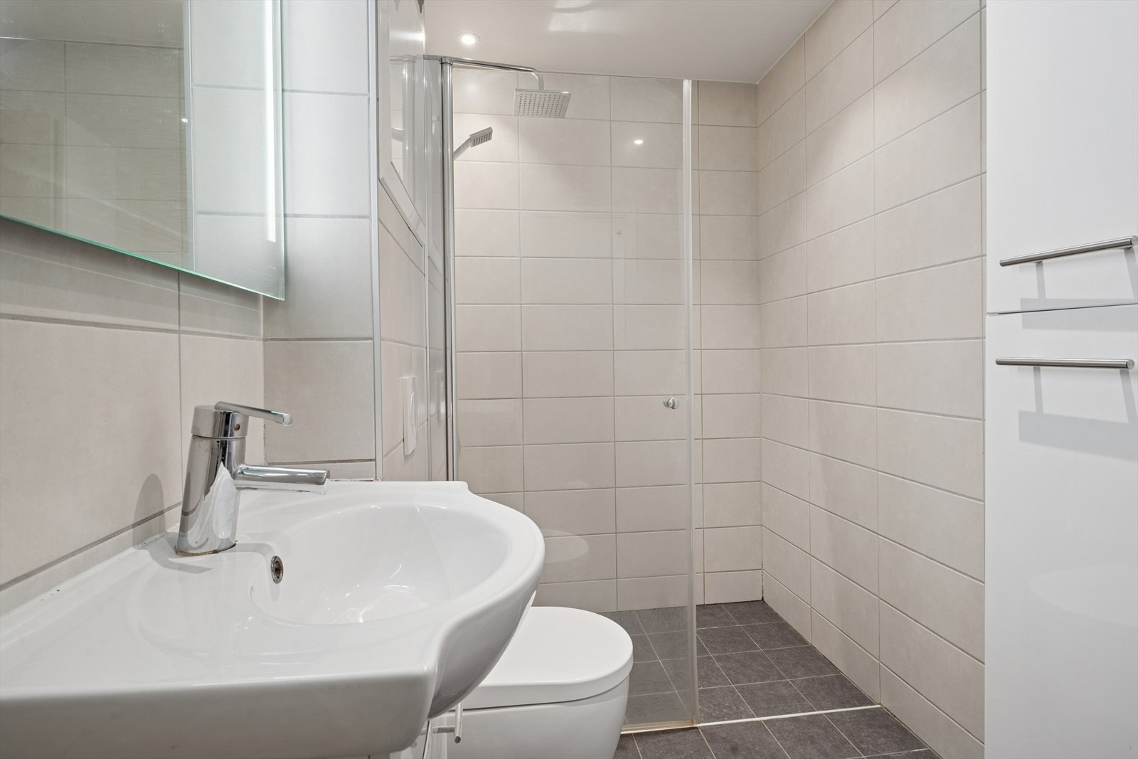 Detalj fra badet som viser dusjnisjen. Galleribilde