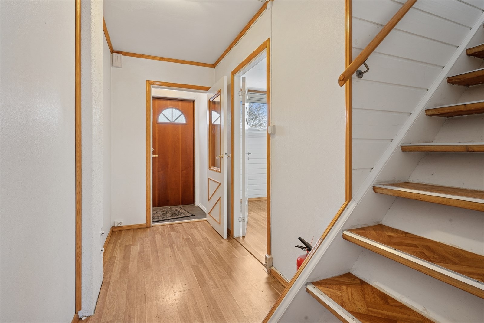 Fra gangen fører en solid tretrapp deg opp til andre etasje. Galleribilde