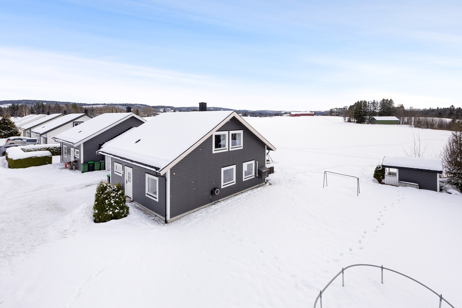 Selve tomten er tilnærmet flat og opparbeidet med plenarealer og diverse beplantning. Det er god plass til trampoline, ballspill og andre aktiviteter. Galleribilde