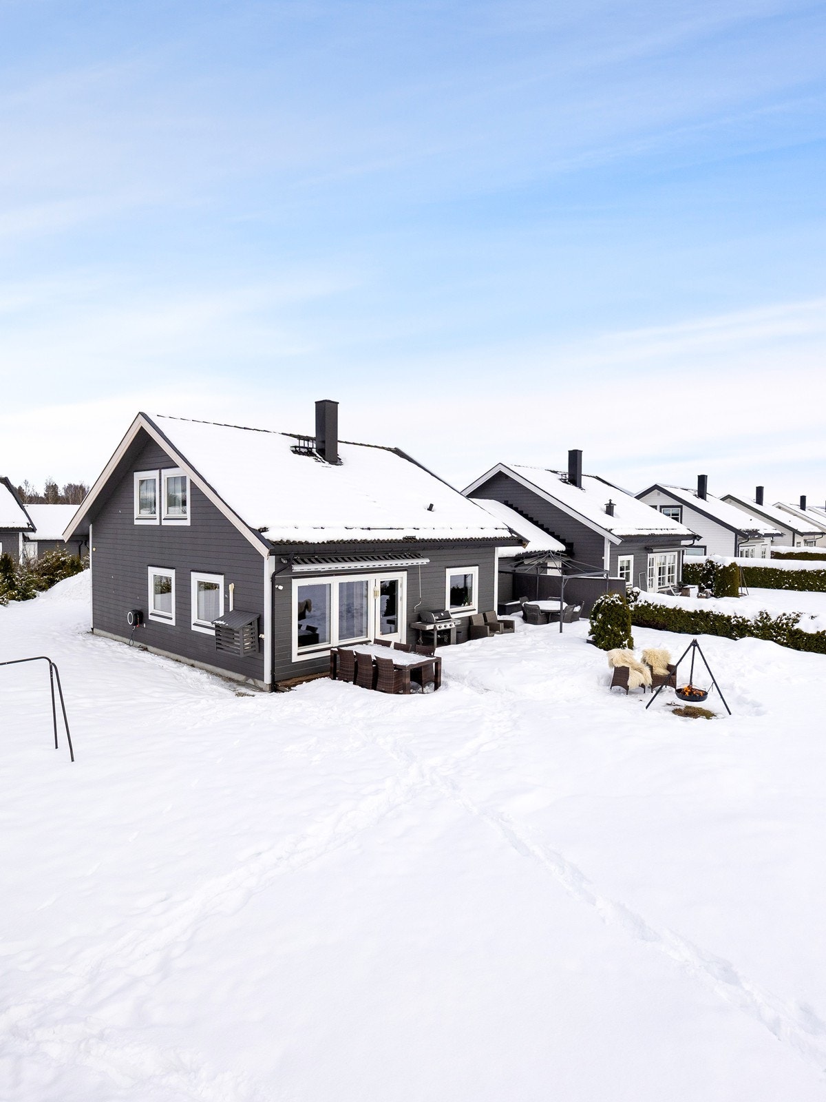 På terrassen er det levegg mot naboen og markise for effektiv solskjerming. Galleribilde