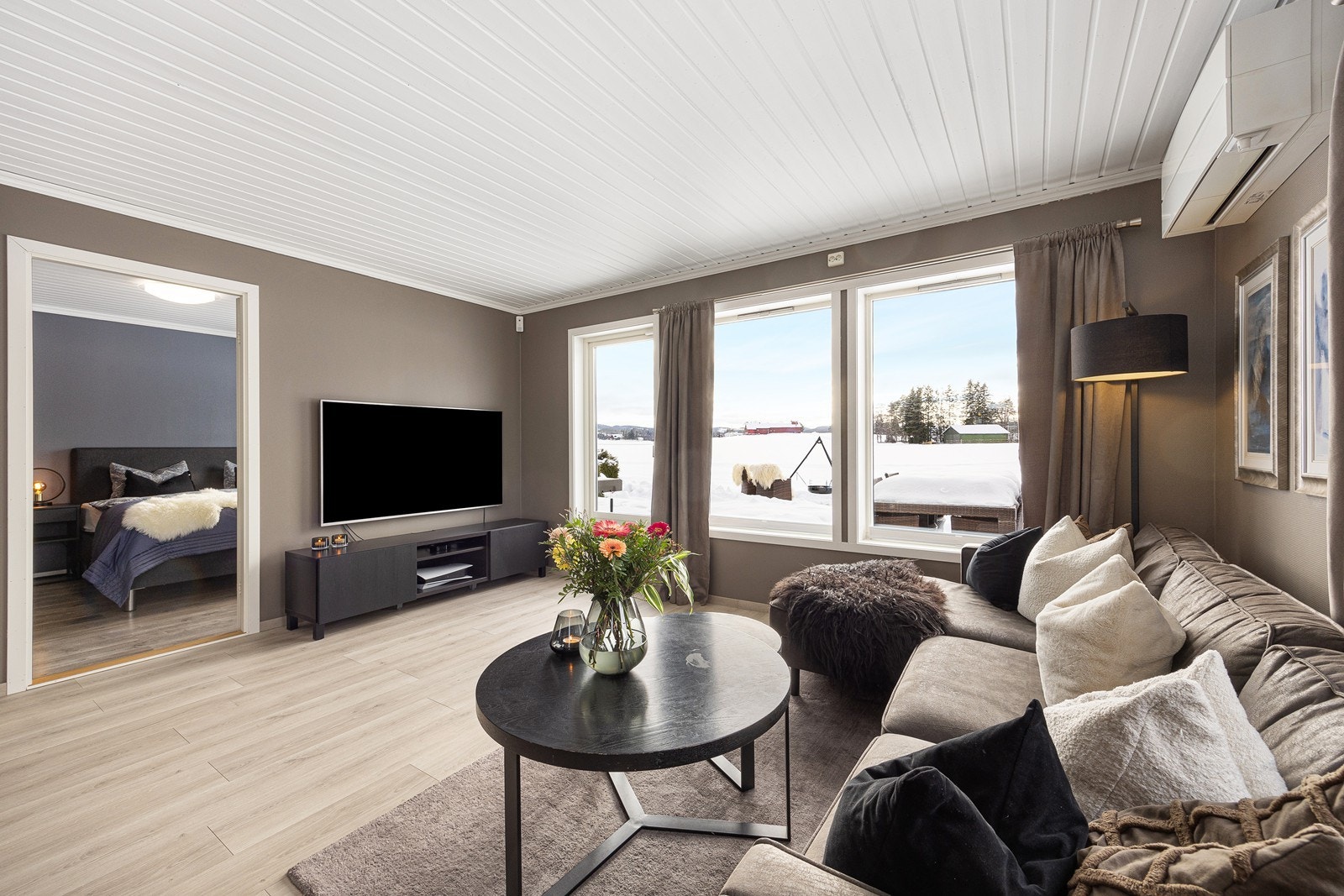 De store vinduene ivaretar den naturskjønne utsikten på en god måte. Galleribilde