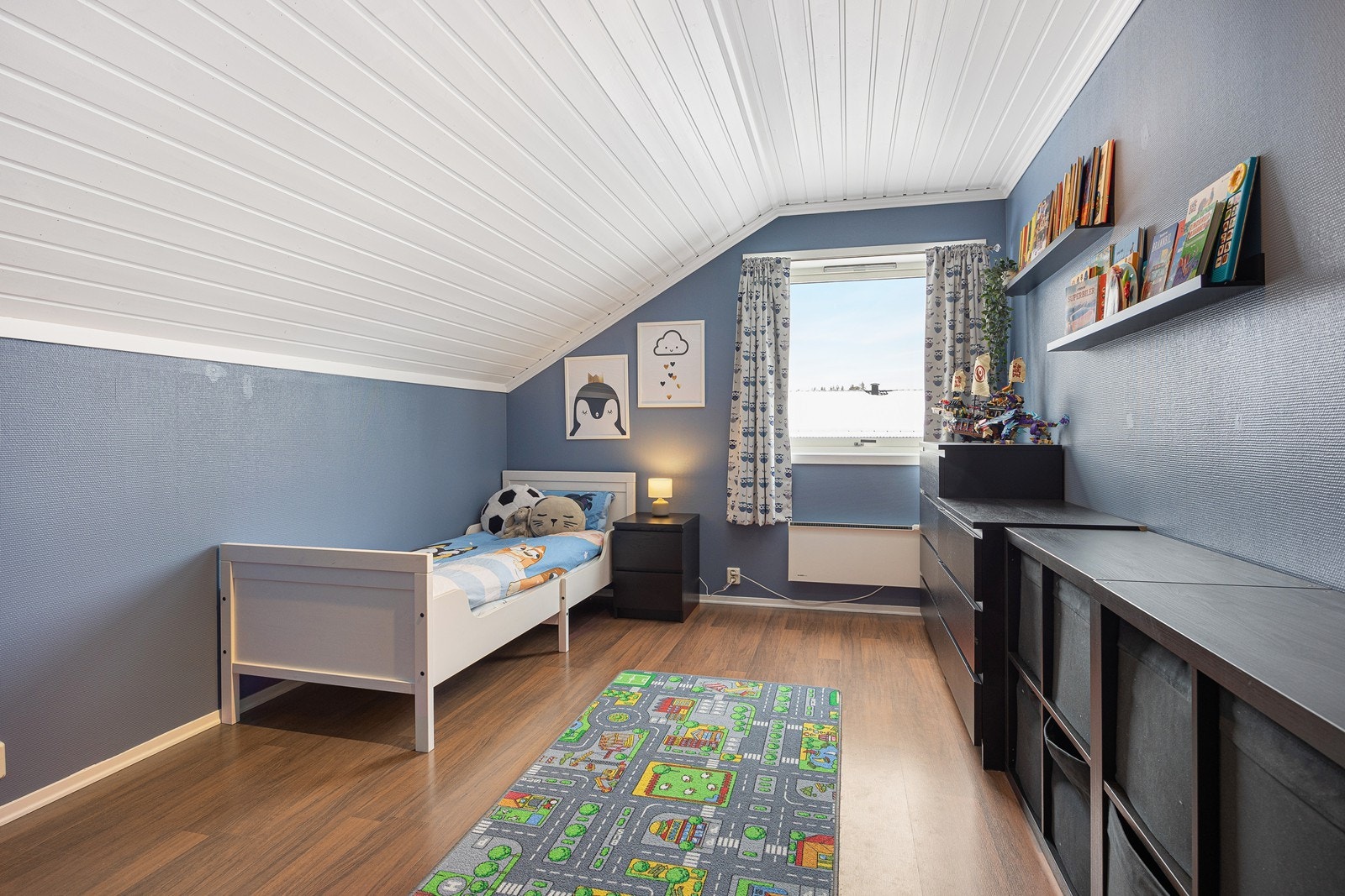 Soverommene oppe er av god størrelse med plass til seng og tilhørende møblement. Galleribilde