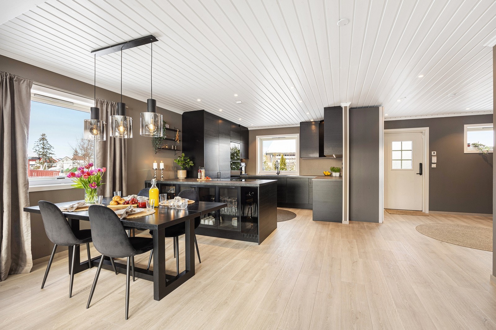 Nærmest kjøkkensonen er det naturlig og god plass for større spisebordsmøblement. Galleribilde