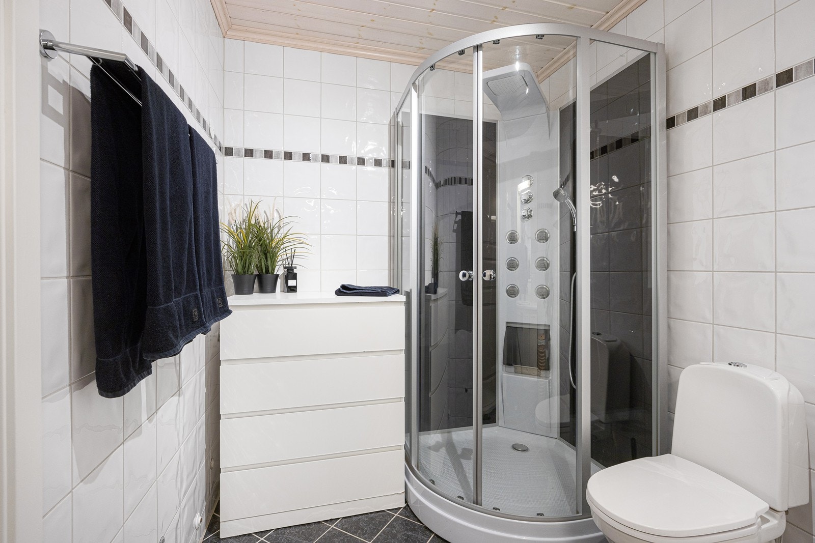 Toalettet er gulvmontert og det store dusjkabinettet har regnfallsdusj. Galleribilde