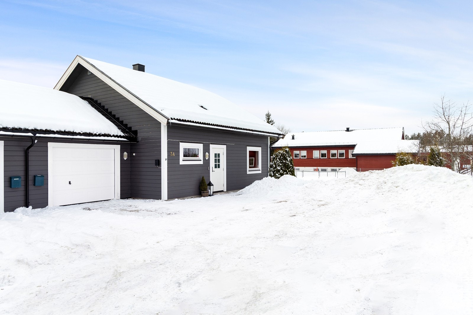 Parkering kan gjøres på den gruslagte gårdsplassen eller i garasjen som har et areal på ca. 24 kvm. Galleribilde