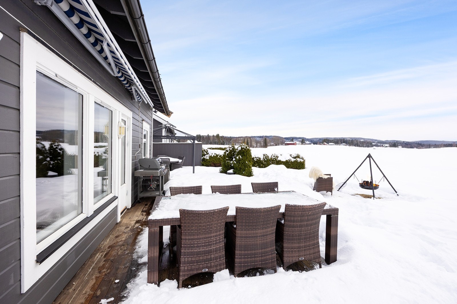 Fra stuen er det utgang til en stor, solrik terrasse på ca. 50 kvm med god plass til flere utegrupper og grill. Galleribilde