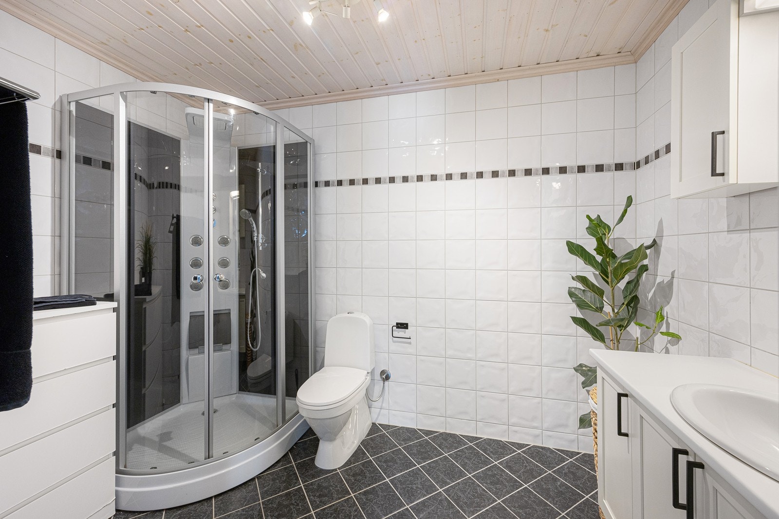 Det helflisede badet fremstår delikat og romslig - og har lun varme i gulvet. Galleribilde