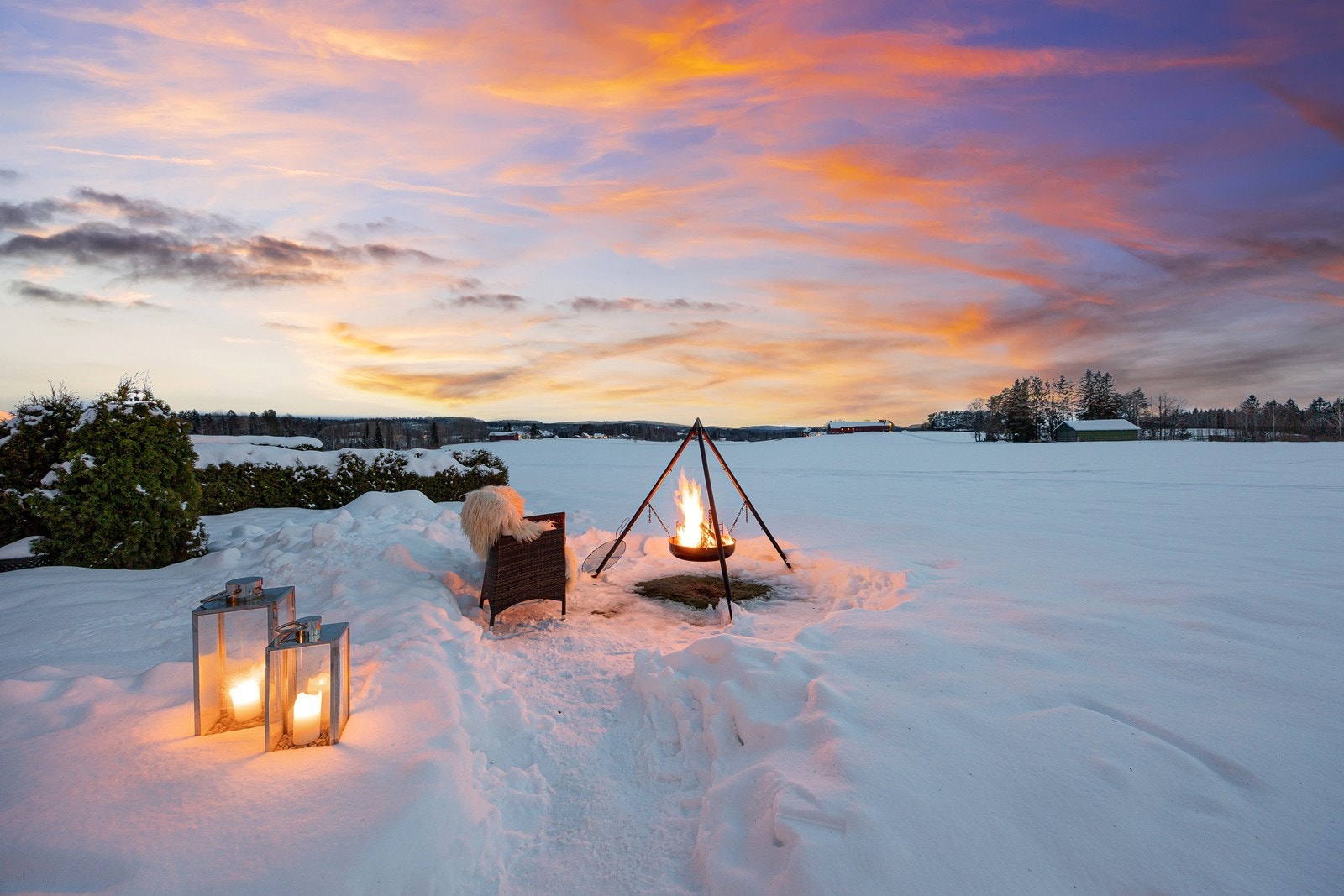 Eiendommen grenser til vakkert åkerlandskap og har utsikt til skogkledde åser. Galleribilde