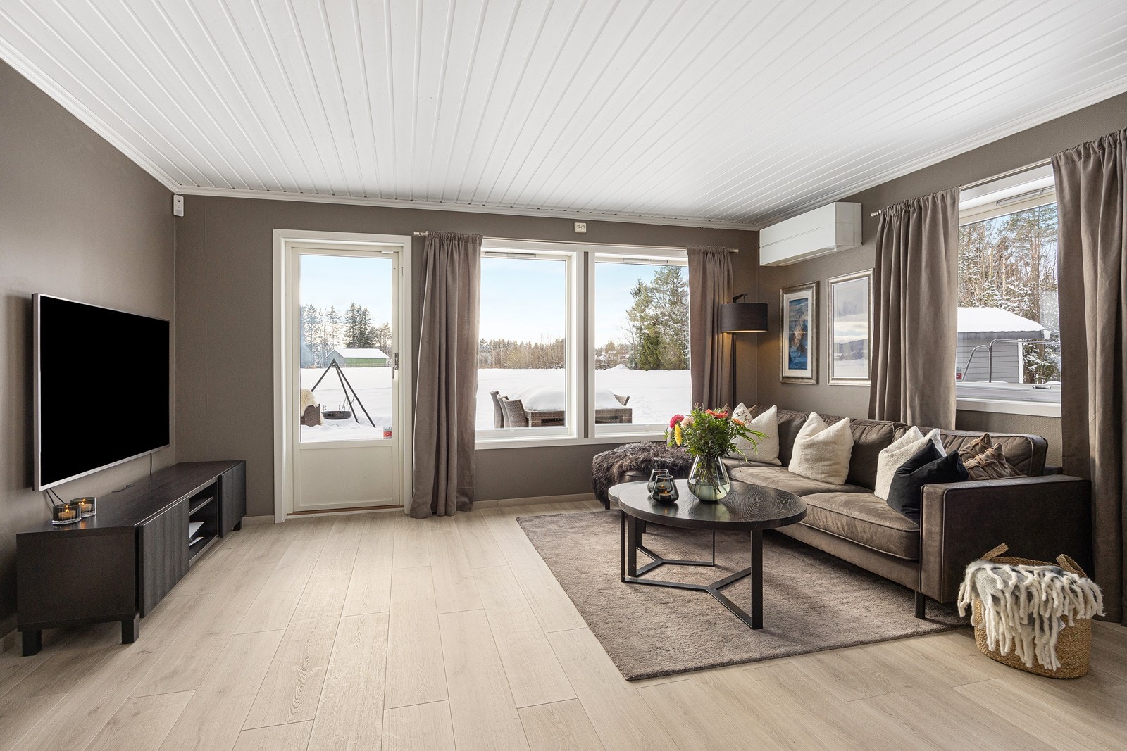 Det er god plass til flere møbelgrupper og tv/medialøsning. Galleribilde